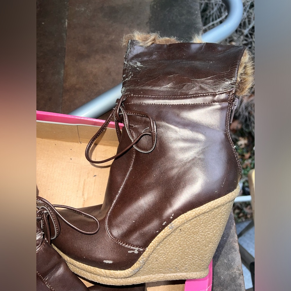 Faux fur gold down booties with tie pompoms π - Picture 11 of 12